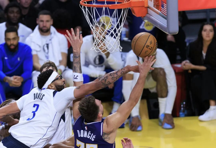 乐鱼app-富保罗想让浓眉走？阿里纳斯：浓眉最终会想办法偷偷溜回湖人|安东尼·戴维斯|安东尼-戴维斯|洛杉矶湖人队|戴维斯-贝尔坦斯|里奇·保罗_新浪体育_新浪新闻